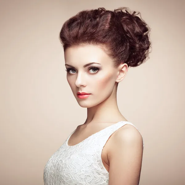 Portrait of beautiful sensual woman with elegant hairstyle.  Per — Stock Photo, Image