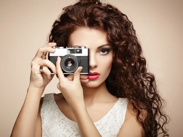 Retrato de mulher bonita com a câmera. Fotógrafo menina — Fotografia de Stock