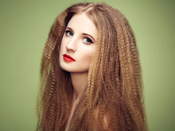 Portret pięknej zmysłowej kobiety z elegancką fryzurę. na — Zdjęcie stockowe