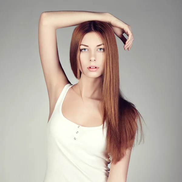 Foto de moda de uma jovem mulher com cabelo vermelho — Fotografia de Stock