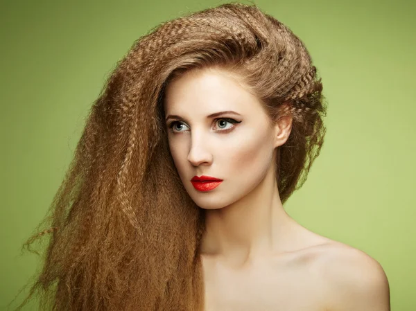 Şık bir saç modeli ile güzel bir şehvetli kadın portresi. ücret — Stok fotoğraf