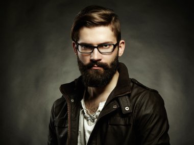 gözlük ve sakallı adam portresi