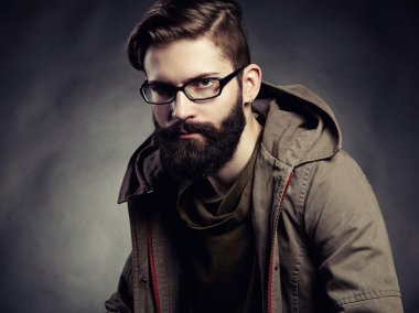 gözlük ve sakallı adam portresi