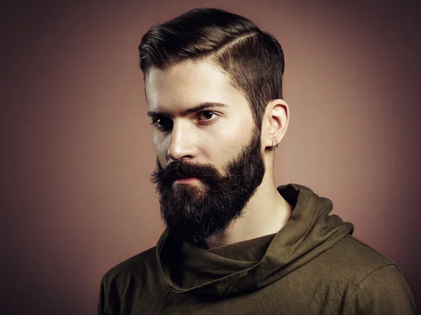 Портрет красивого мужчины с бородой — стоковое фото
