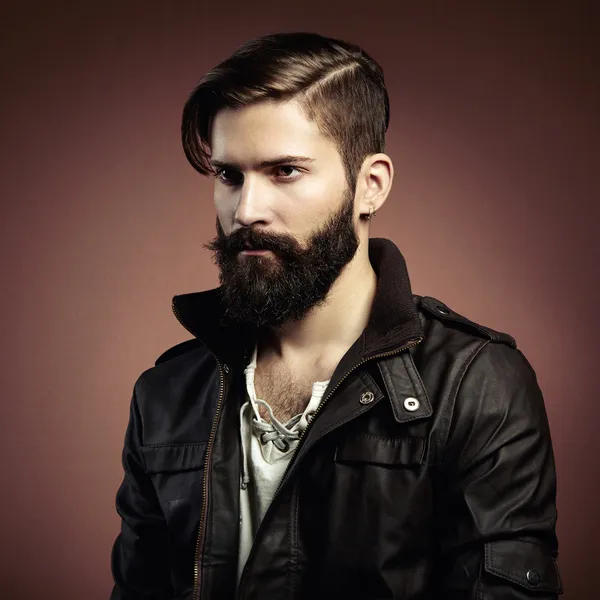 Retrato de un hombre guapo con barba — Foto de Stock