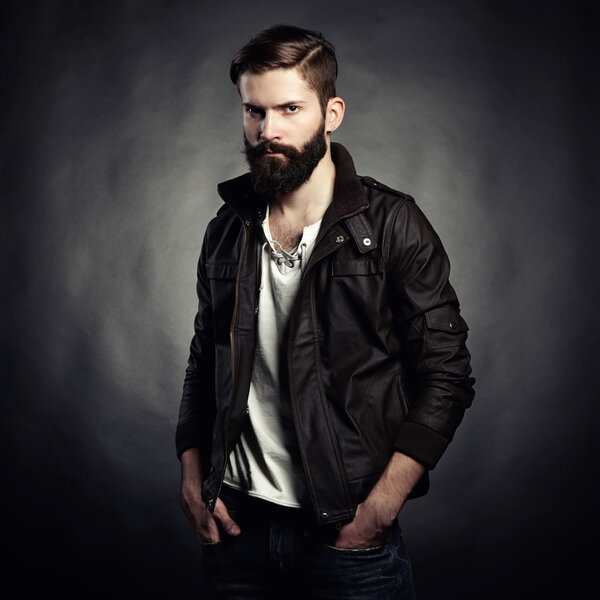 Портрет красивого мужчины с бородой