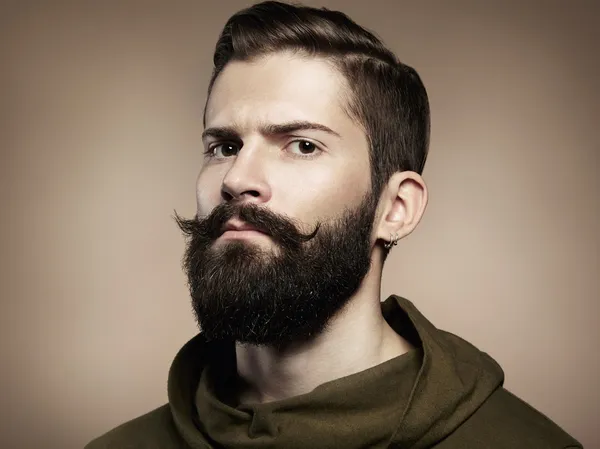 Portret przystojnego mężczyzny z brodą — Zdjęcie stockowe