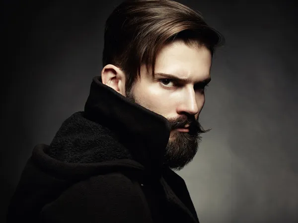 Retrato de un hombre guapo con barba —  Fotos de Stock