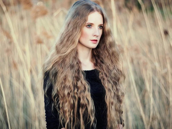 Beautiful woman on summer field. Photo on sunny day — Stock Photo, Image