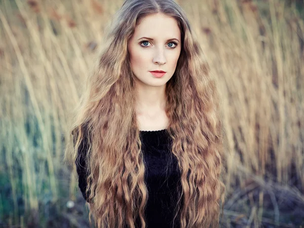 Beautiful woman on summer field. Photo on sunny day — Stock Photo, Image