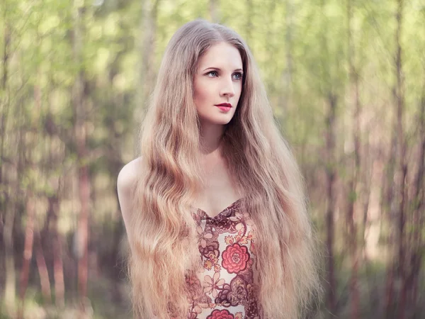 Belle jeune femme dans le jardin d'été — Photo