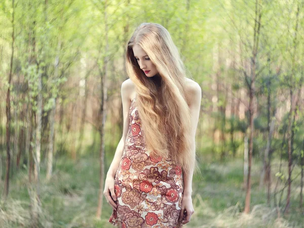 Güzel bir genç kadın yaz bahçesinde — Stok fotoğraf