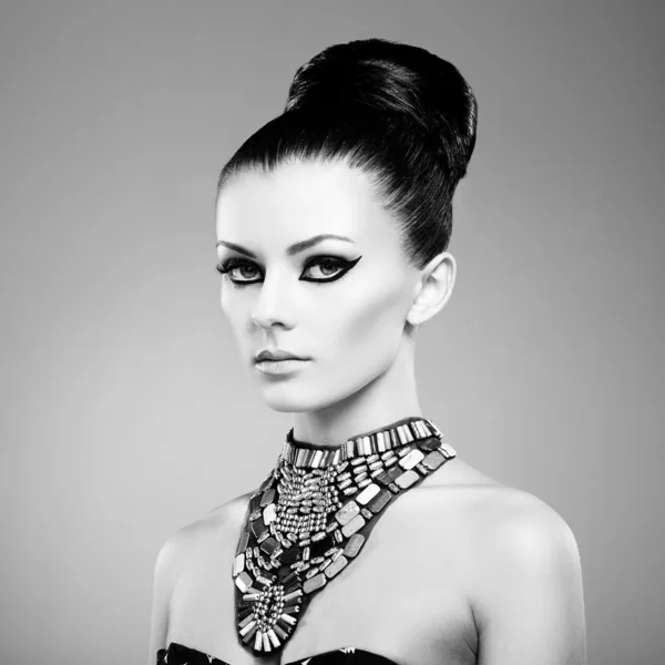 Portrait of young beautiful woman with jewelry — Stock Photo, Image