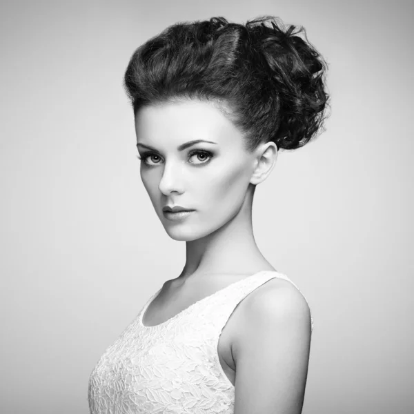 Porträtt av vacker Sensuell kvinna med elegant frisyr. per — Stockfoto