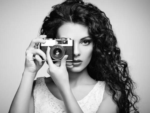 Portrait of beautiful woman with the camera. Girl photographer — Stock Photo, Image