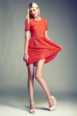 Genç muhteşem kadın moda fotoğrafı. Kız poz