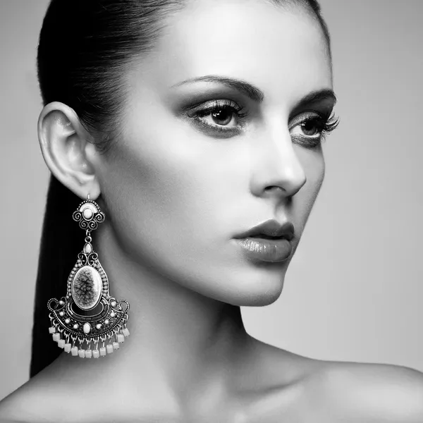 Portret van mooie jonge vrouw met earring. sieraden en acce — Stockfoto