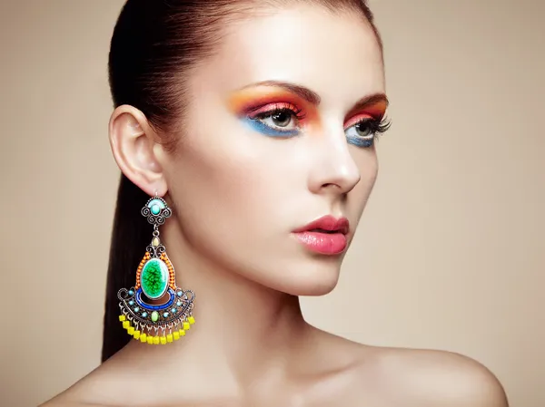 Porträtt av vacker ung kvinna med örhänge. smycken och acce — Stockfoto