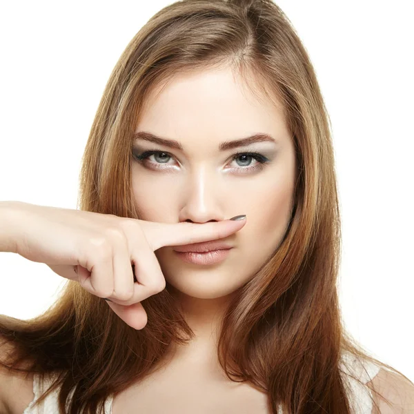 Cara de mujer bella. Jovencita sonriendo. Aislado sobre fondo blanco —  Fotos de Stock