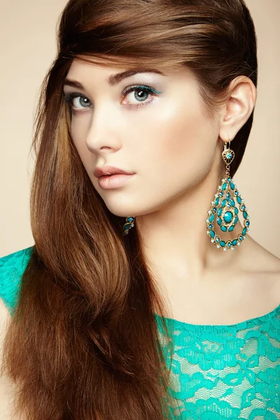 Porträtt av vacker ung kvinna med örhänge. smycken och acce — Stockfoto