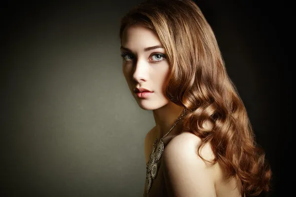 Skönhet kvinna med långt lockigt hår. vacker flicka med eleganta h — Stockfoto