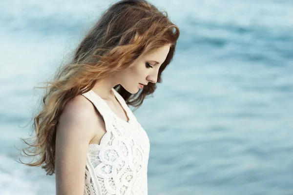 Hermosa mujer con el pelo rojo en el mar — Foto de Stock