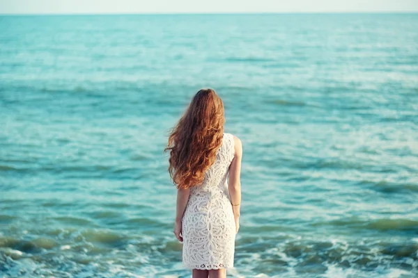 Bella donna con i capelli rossi al mare — Foto Stock