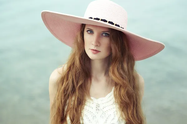 Belle femme en chapeau sur la mer — Photo