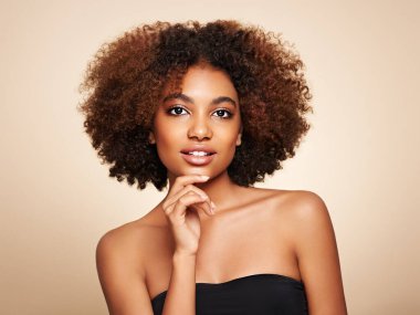 Afro saçlı Afrikalı Amerikalı bir kızın güzel portresi. Güzel siyah kadın. Kozmetik, makyaj ve moda