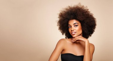Afro saçlı Afrikalı Amerikalı bir kızın güzel portresi. Güzel siyah kadın. Kozmetik, makyaj ve moda