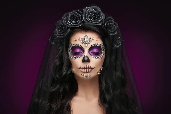 Porträt Einer Frau Mit Zuckerschädel Make Auf Violettem Hintergrund Halloween — Stockfoto