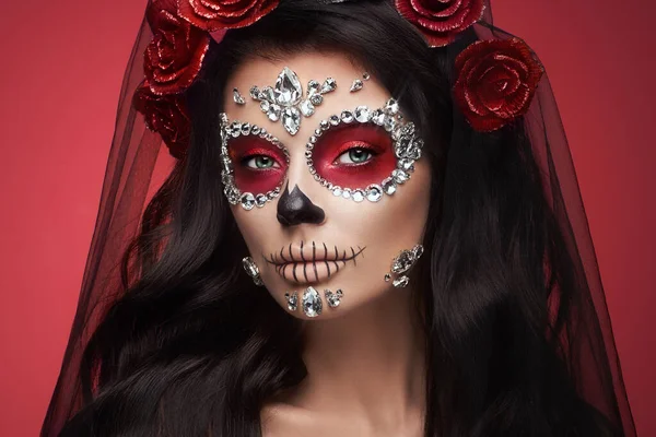 赤い背景に砂糖の頭蓋骨の化粧をした女性の肖像画 ハロウィンの衣装や化粧 カラベラ カトリーナの肖像 — ストック写真