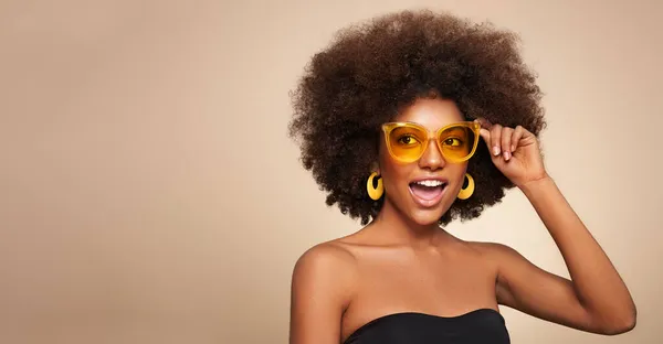 Ομορφιά Πορτρέτο Της Αφρο Αμερικανίδας Χρωματιστά Γυαλιά Ηλίου Όμορφη Μαύρη — Φωτογραφία Αρχείου