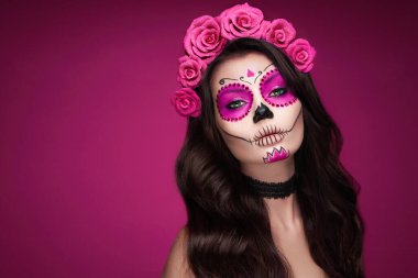 Kırmızı arka planda şeker kafatası makyajı olan bir kadının portresi. Cadılar Bayramı kostümü ve makyaj. Calavera Catrina 'nın Portresi