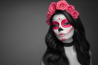Siyah arka planda şeker kafatası makyajı olan bir kadının portresi. Cadılar Bayramı kostümü ve makyaj. Calavera Catrina 'nın Portresi