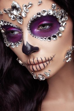 Kafatası şekeri makyajlı bir kadının portresi. Cadılar Bayramı kostümü ve makyaj. Calavera Catrina 'nın Portresi
