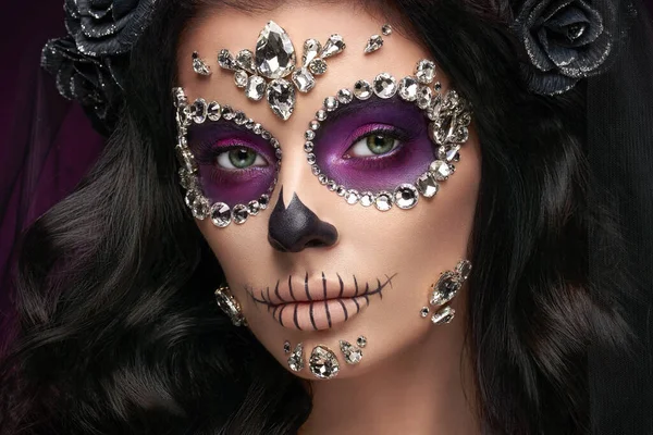 紫の背景に砂糖の頭蓋骨のメイクを持つ女性の肖像画 ハロウィンの衣装や化粧 カラベラ カトリーナの肖像 — ストック写真