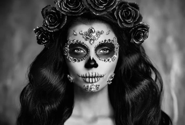 黒地に砂糖の頭蓋骨の化粧をした女性の肖像画 ハロウィンの衣装や化粧 カラベラ カトリーナの肖像 — ストック写真