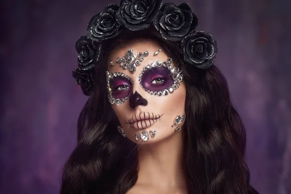 Porträt Einer Frau Mit Zuckerschädel Make Auf Violettem Hintergrund Halloween — Stockfoto