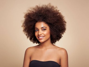 Afro saçlı Afrikalı Amerikalı bir kızın güzel portresi. Güzel siyah kadın. Kozmetik, makyaj ve moda