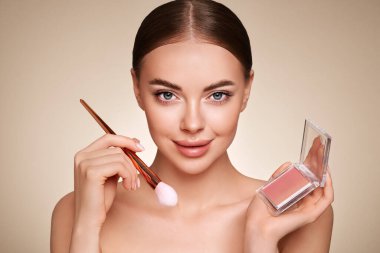 Göz farı makyajı paletli bir kadın. Sağlıklı, mükemmel cilde sahip bir model, yakın portre. Kozmetik, güzellik ve kaplıca