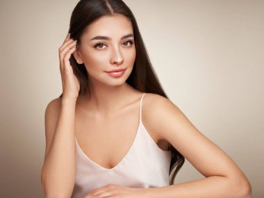 Temiz tenli güzel bir genç kadın portresi. Sağlıklı ciltli bir model, yakın portre. Kozmetik, güzellik ve kaplıca