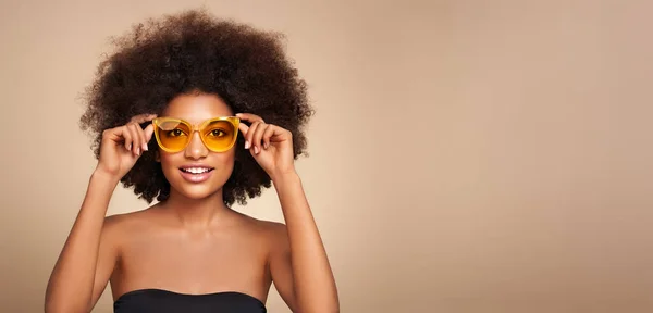 Retrato Belleza Chica Afroamericana Gafas Sol Colores Hermosa Mujer Negra — Foto de Stock