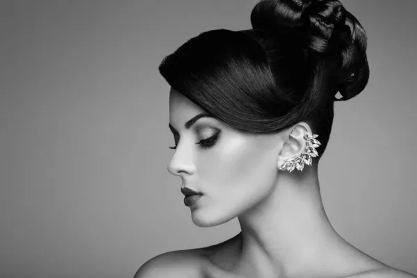 Portrait Mode Jeune Belle Femme Avec Des Bijoux Une Coiffure — Photo