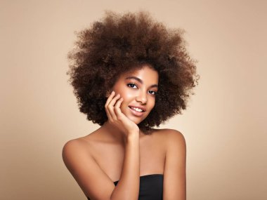 Afro saçlı Afrikalı Amerikalı bir kızın güzel portresi. Güzel siyah kadın. Kozmetik, makyaj ve moda