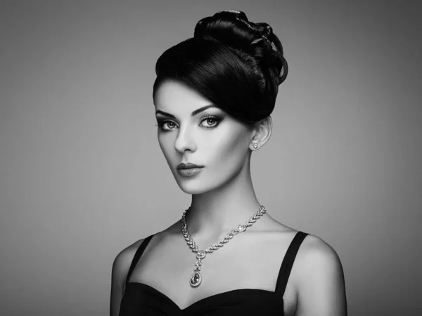 Mücevherleri Zarif Saç Stili Olan Güzel Bir Kadının Moda Portresi — Stok fotoğraf
