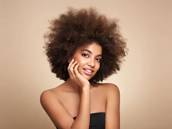 Retrato Belleza Una Chica Afroamericana Con Cabello Afro Hermosa Mujer — Foto de Stock