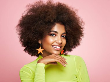 Afro saçlı Afrikalı Amerikalı bir kızın güzel portresi. Güzel siyah kadın. Kozmetik, makyaj ve moda