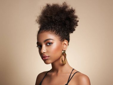 Afro saçlı Afrikalı Amerikalı bir kızın güzel portresi. Güzel siyah kadın. Kozmetik, makyaj ve moda