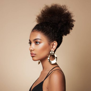 Afro saçlı Afrikalı Amerikalı bir kızın güzel portresi. Güzel siyah kadın. Kozmetik, makyaj ve moda